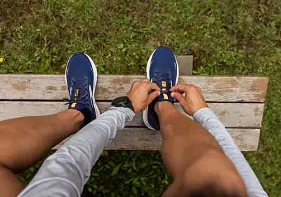 Man tying a pair of brooks mujer Adrenaline GTS 23 running shoes