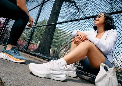 Two women wearing saucony running talla