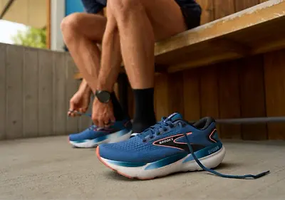 Man tying a pair of brooks hombre Glycerin 21 running shoes