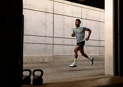 Man running in Denver wearing Brooks Glycerin 21 running Exclusive shoes