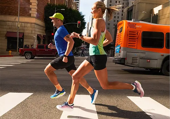 man and woman running in amortiguaci hoka skyflow