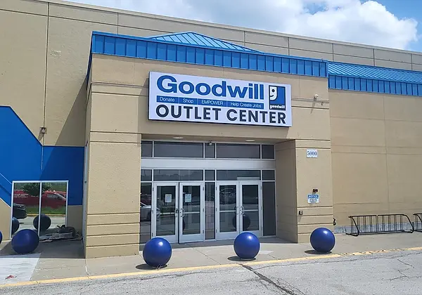 Goodwill Outlet & Recycling Center in Kansas City, MO - photo 2